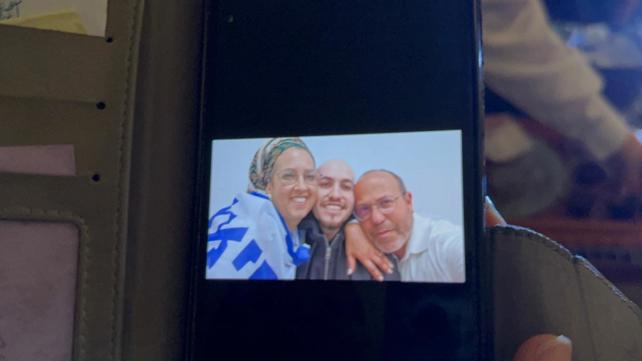 איתן מור בתמונה ראשונה עם הוריו, צביקה ואפרת