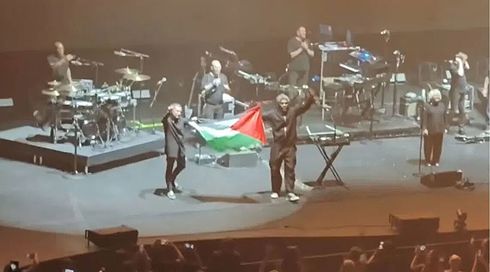 בשל הנפת דגל פלסטין: נאסרה כניסת "מאסיב אטאק" לסינגפור