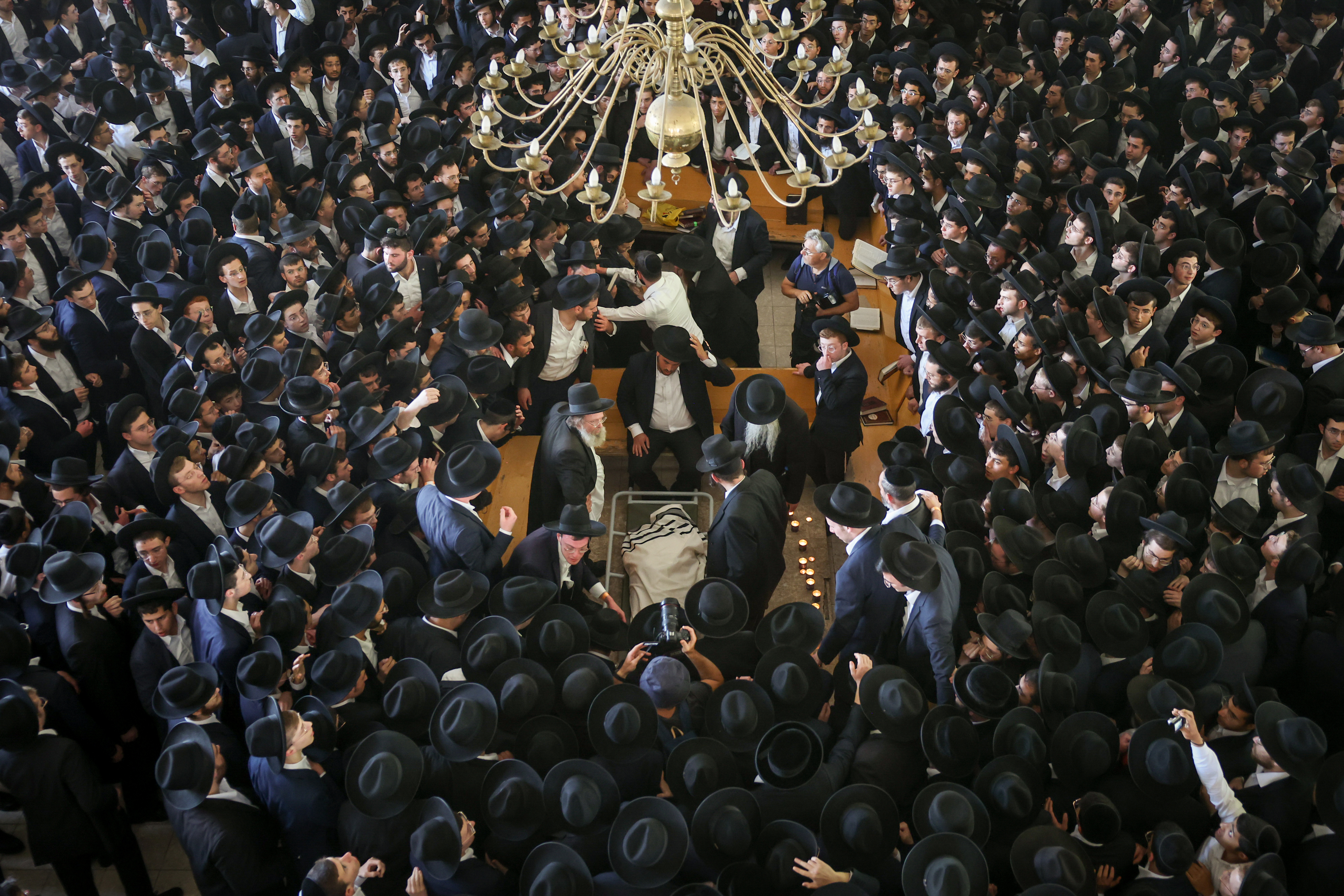 הלוויה הלווייה הרב גרשון אדלשטיין ישיבת פוניבז' בני ברק 30.05.23 F230530YS101