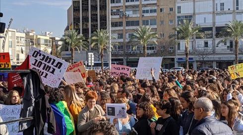 תלמידים מפגינים בת"א נגד דברי שר החינוך: "לא בא לי להיות נורמלי"