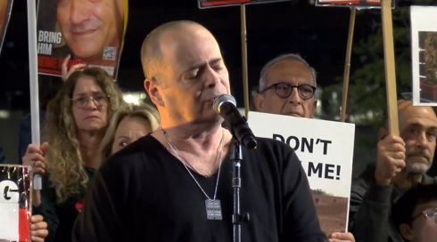 "אנחנו ננצח": כשהוא נלחם בסרטן - אדם הופיע בכיכר החטופים