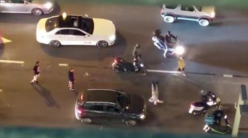 באמצע איילון: רוכב אופנוע חבט בראשו של נהג כבן 50 באמצעות הקסדה שלו