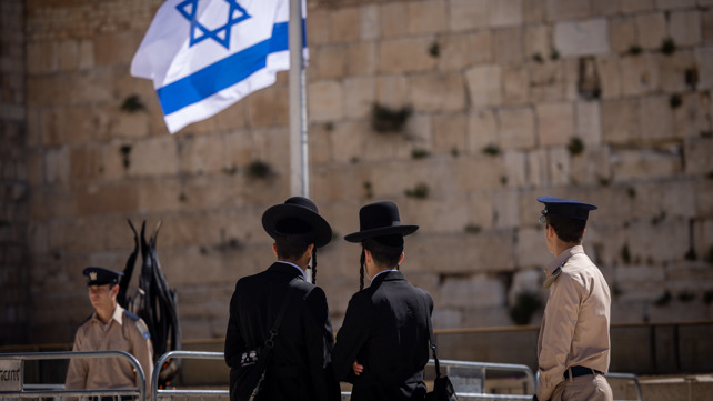 חרדים וחיילים בכותל המערבי
