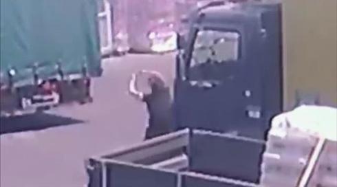 "רוצה מלחמה?": נהגי משאית מלוד חשודים בגניבת סחורה וסחיטה באיומים