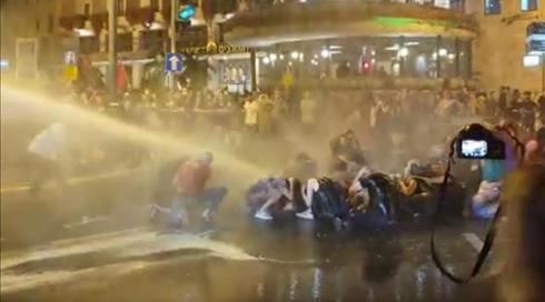 ההפגנה מול מעון רה"מ: שני החשודים בתקיפת שוטרים נשלחו למעצר בית