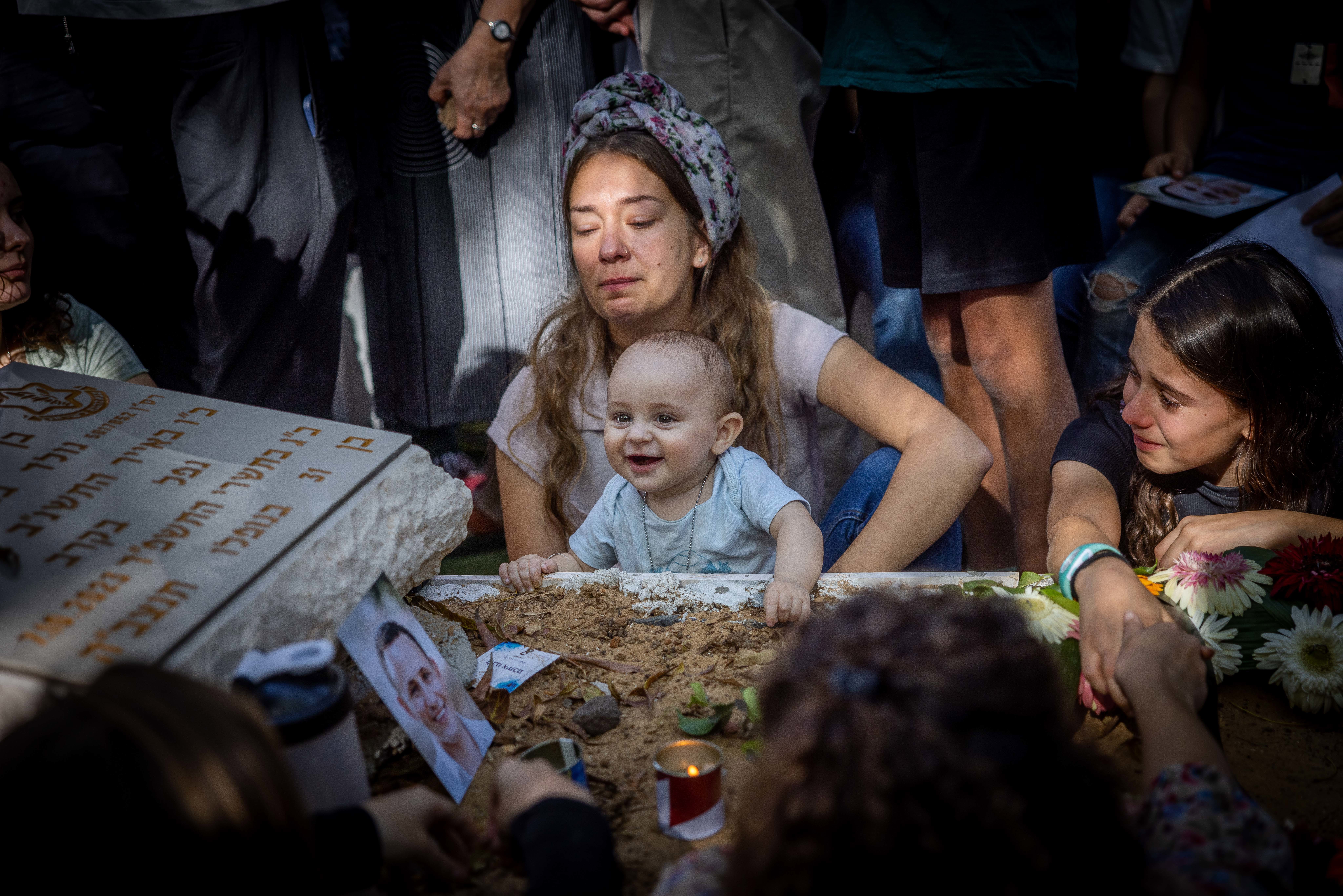 שקד התינוק מחייך לתמונה על הקבר של אביו דוד מאיר 08.11.23