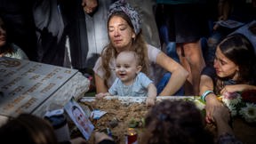 שקד התינוק מחייך לתמונה על הקבר של אביו דוד מאיר 08.11.23