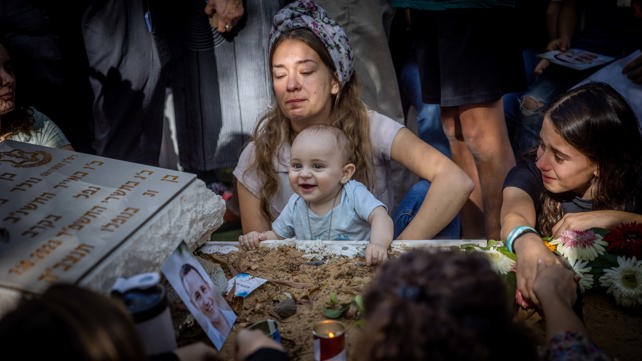 שקד התינוק מחייך לתמונה על הקבר של אביו דוד מאיר 08.11.23