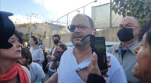 ח"כ עופר כסיף מהרשימה המשותפת הותקף על ידי שוטרים בהפגנה במזרח ירושלים