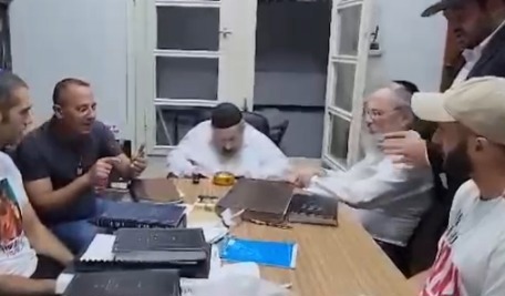 הרב לנדו בפגישה עם בני משפחות חטופים