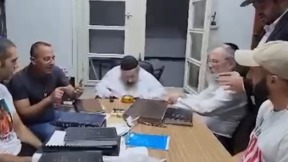 הרב לנדו בפגישה עם בני משפחות חטופים