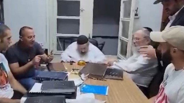 הרב לנדו בפגישה עם בני משפחות חטופים