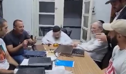 הרב לנדו בפגישה עם בני משפחות חטופים
