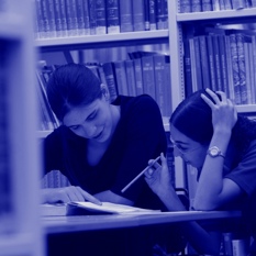 שתי תלמידות בספרייה בשנת 2002