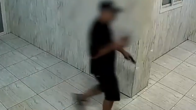 אחד הנערים חמוש בנשק