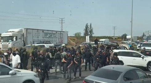 בתום מרדף: תשעה חשודים נעצרו בכביש 6 סמוך למחלף קאסם