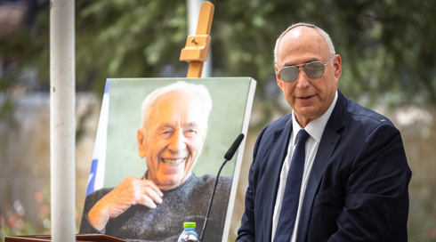 בנו של שמעון פרס: אם היה חי, הוא היה פועל להקמת ממשלת חירום לאומית