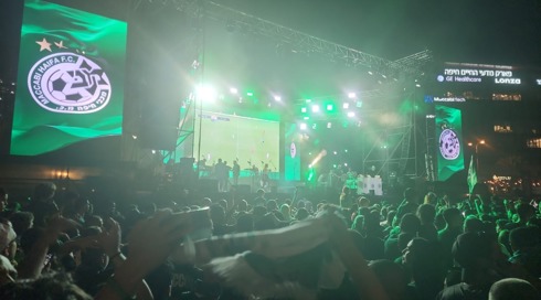 במהלך חגיגות האליפות: אוהד חיפה פונה לבית החלים