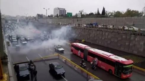 "ננצח ונפיל את השלטון": תיעוד מיוחד ממחאות הדלק באיראן