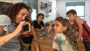 הילדים נשארו בארץ - ההורים תקועים בחו"ל: המשפחות שהתפצלו במלחמה