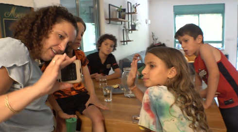 הילדים נשארו בארץ - ההורים תקועים בחו"ל: המשפחות שהתפצלו במלחמה