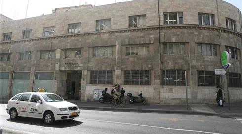 חשד: נהג מונית מי-ם הטריד מינית נערות בנות 12 ו-17