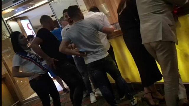 סבע, כיאל וטוואטחה (בגבו עם חולצה לבנה) בקזינו בפולין