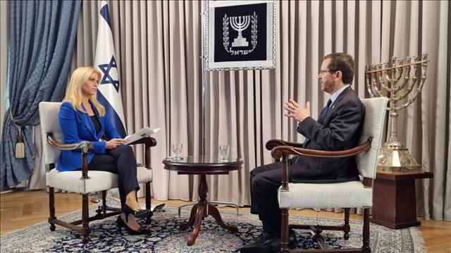 הנשיא הרצוג ומיכל רבינוביץ' בריאיון, אפריל 2023