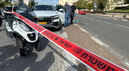 שוד מזוין בירושלים: כפתו זוג לעיני בנם הפעוט, גנבו רכב יוקרה ודרסו שוטר