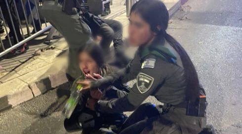 בעקבות תיעוד: במשטרה טענו שמפגין היכה שוטרת באגרוף - וחזרו בהם