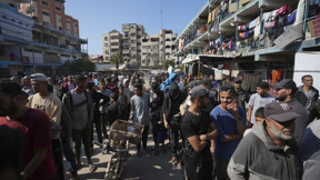 עזתים מתאספים לקבל סיוע מאונר"א