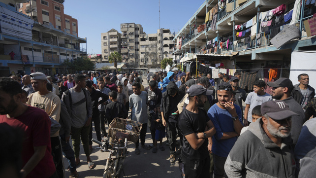 עזתים מתאספים לקבל סיוע מאונר"א