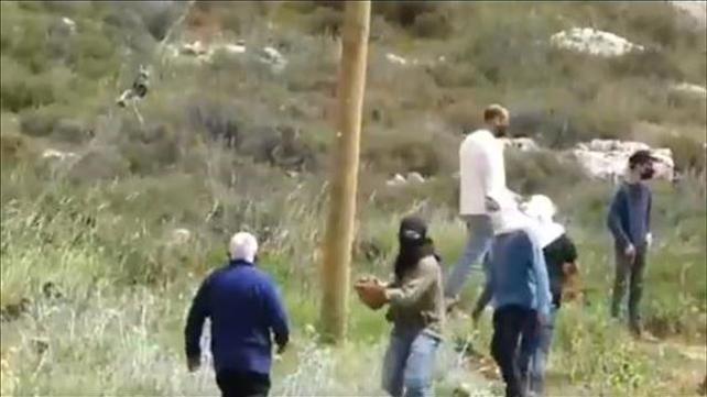 מתנחלים יידו אבנים על פלסטינים