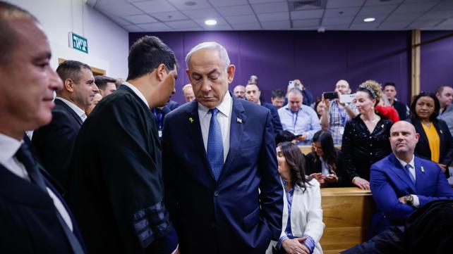 בנימין נתניהו ועורך הדין עמית חדד בבית המשפט המחוזי בתל אביב