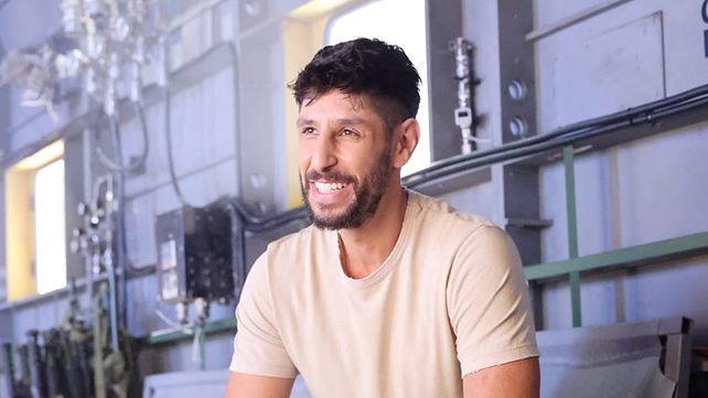 עידן עמדי בצילומי הקמפיין של "מפעל הפיס", ארכיון