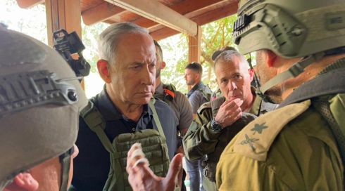 שבוע לאחר הטבח: נתניהו סייר בקיבוצים בארי וכפר עזה