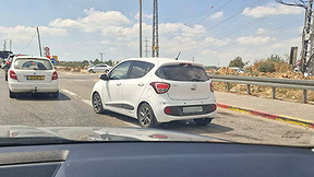 המכונית הפלסטינית שאליה נכנסה חיילת חמושה באזור גוש עציון