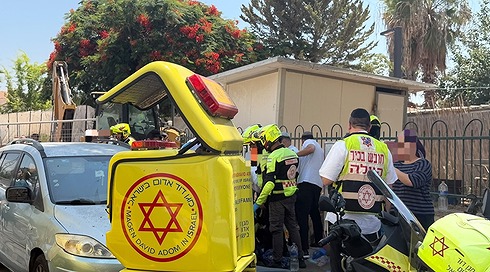 ילד בן 5 נמצא מחוסר הכרה ברכב בלוד, מצבו אנוש