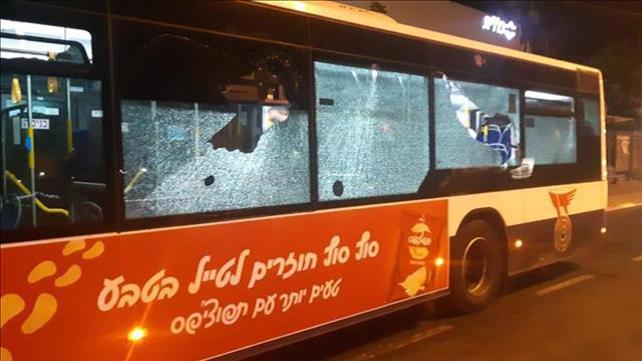אוטובוס נרגם באבנים במחאה נגד מותו של איאד אל-חלאק ביפו 09.06.20