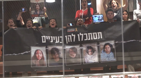 כשמולו שלט עם תמונת התצפיתניות, לפיד לנתניהו: "נכשלת"