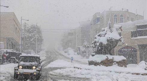 שלג בצפון, כבישים חסומים וחילוץ רכב ששקע: הסופה ברברה הגיעה לשיאה