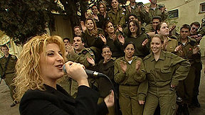 שרית חדד שרה לחיילים. 1999