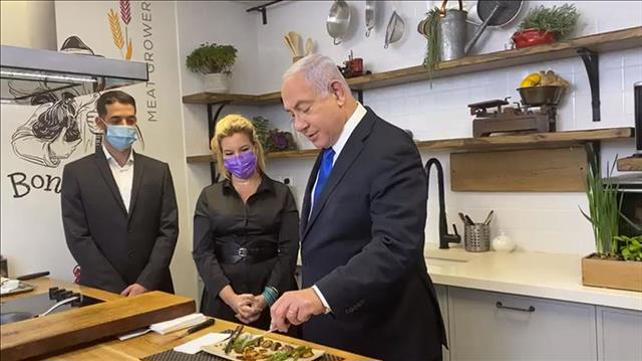 בנימין נתניהו אוכל סטייק מבשר מתורבת 7.12.20