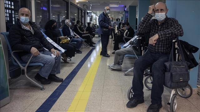 ממתינים בתור לקבלת החיסון לקורונה בבית החולים סורוקה