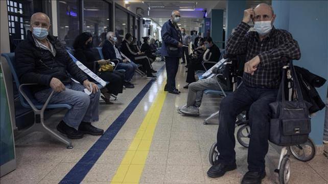 ממתינים בתור לקבלת החיסון לקורונה בבית החולים סורוקה