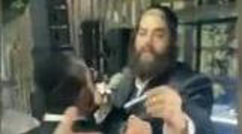 תיעוד: ראש העירייה מחלק סיגריות לילדים
