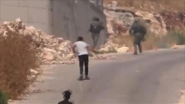 התיעוד הפלסטיני של חיילים נמלטים ממיידי אבנים
