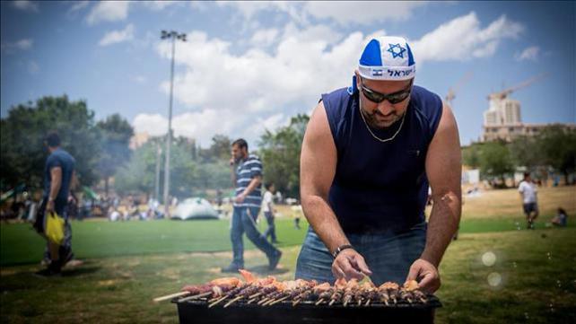איש על מנגל ביום העצמאות