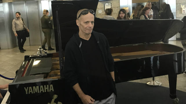 הזמר אדם בבית החולים