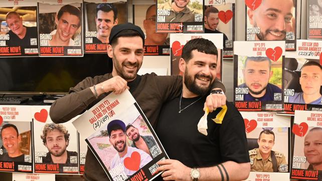 שורדי השבי גלי וזיו ברמן בכיכר החטופים